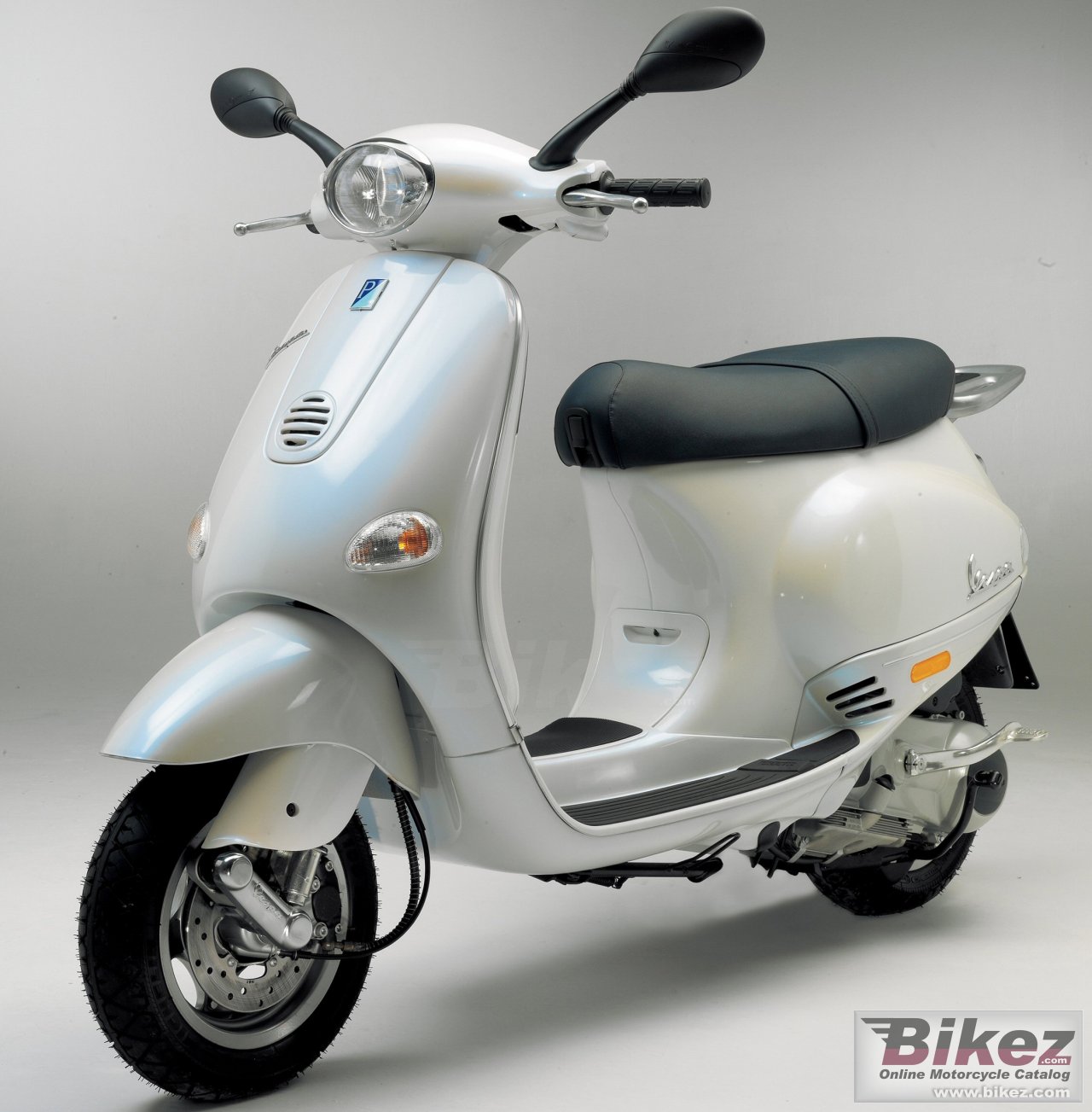 Big Vespa et4 125 picture and wallpaper from Bikez.com